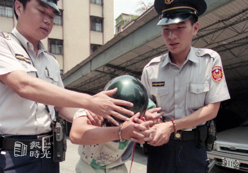 台北市警內湖分局偵辦「美容院之狼」李智亮涉嫌強盜及強姦案。聯合報系資料照（1998/07/29 洪克紀攝影）