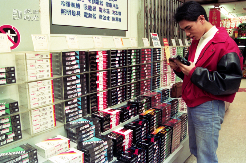 錄放影機VHS與BETA系統的市場爭奪戰早已結束，專家們宣佈未來錄放影機是VHS系統的天下，如今全世界除了極落後地區還銷售使用BETA系統，BETA說宣佈壽終正寢。圖為商店內販售的綠影帶。圖／聯合報系資料照（1993/01/11 徐世經）