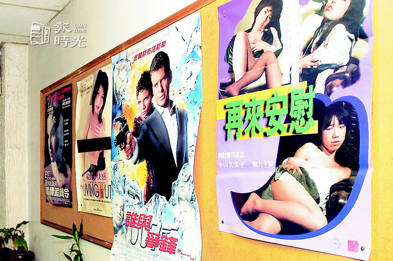 台北市白雪戲院是目前少數以播放露點三級片聞名的電影院，電影院裡張貼煽情海報。圖／聯合報系資料照（2003/09/27　林建榮攝影）