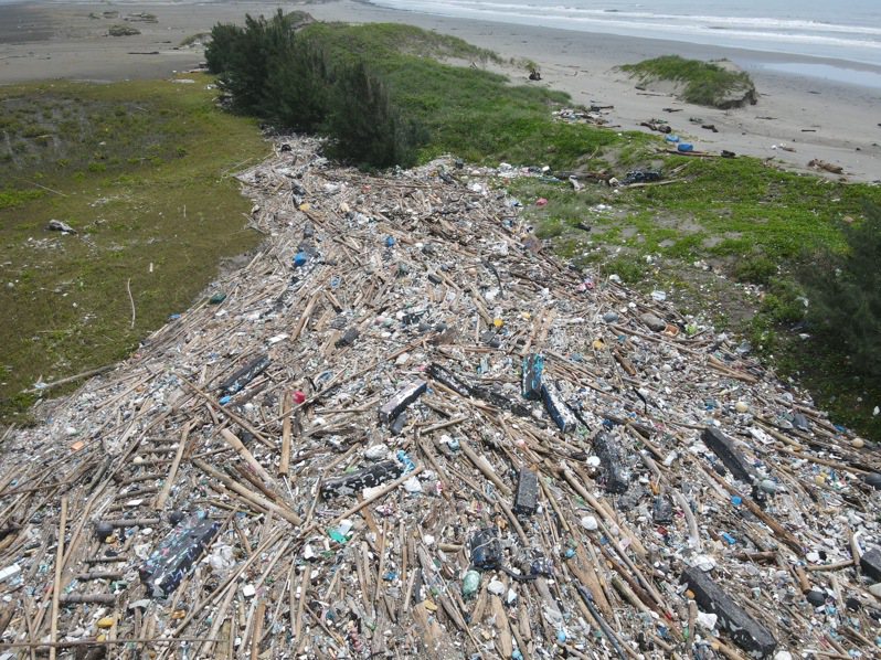 颱風過後，台南七股網仔寮汕大片垃圾與漂流物。圖／晁瑞光提供