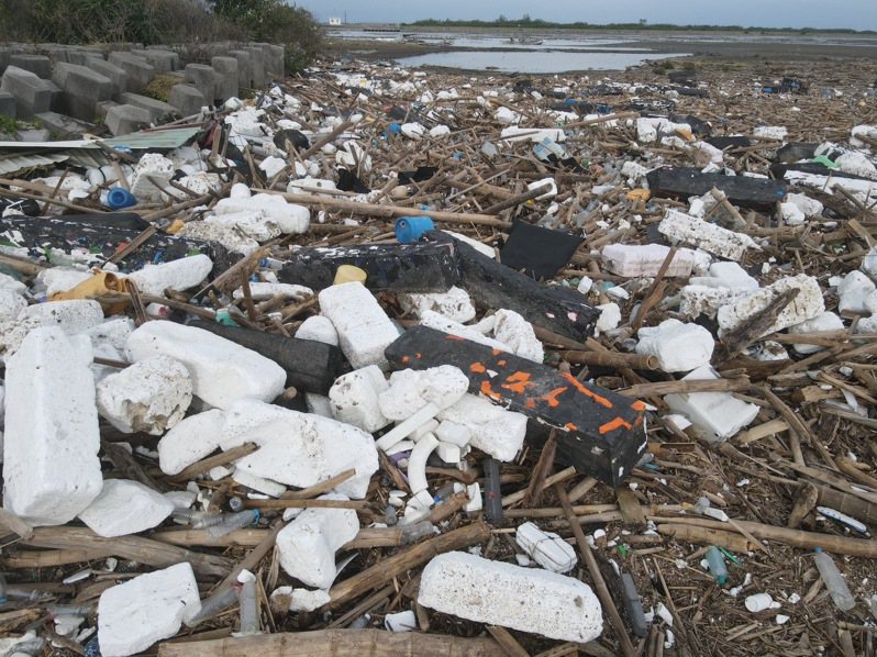 颱風過後，台南七股新浮崙汕大片垃圾與漂流物。圖／晁瑞光提供