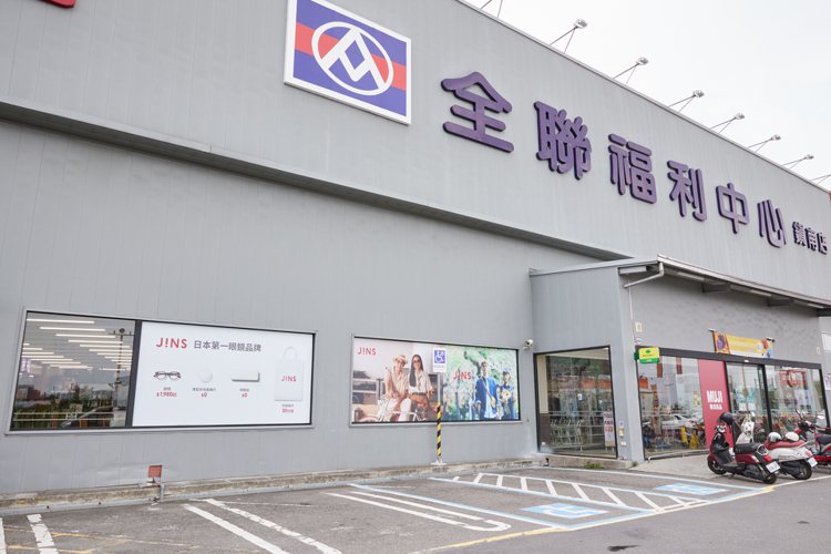 JINS首度進駐全聯福利中心台南新營金華店及雲林斗六鎮南店，並同日開幕，凸顯品牌想深入社區展現在地化的理念。圖／JINS提供