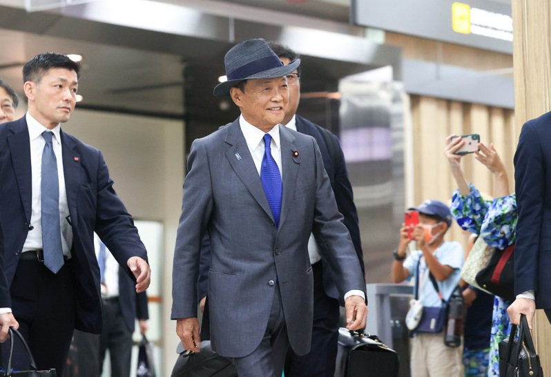 日本前首相、自民黨副總裁麻生太郎（中）率團來台訪問。記者余承翰／攝影