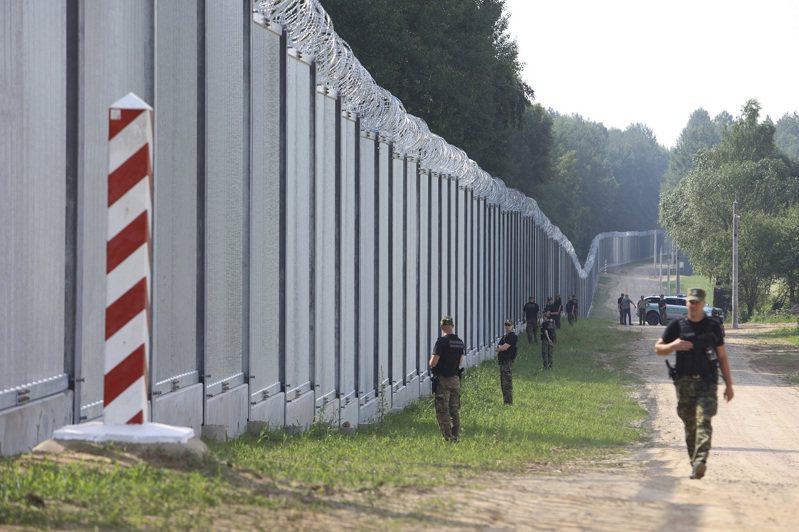 波蘭邊防人員2022年在白俄羅斯邊境巡邏。美聯社
