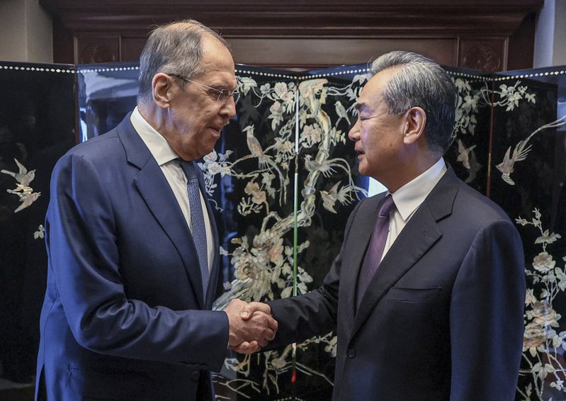 俄國外長拉夫羅夫（左）7月在印尼雅加達東協會議與中共外事辦主任王毅（右）會面。歐新社