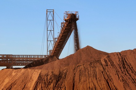 國際鐵礦砂價格7日盤中跌破每噸100美元，觸及6月初來最低水準。（路透）