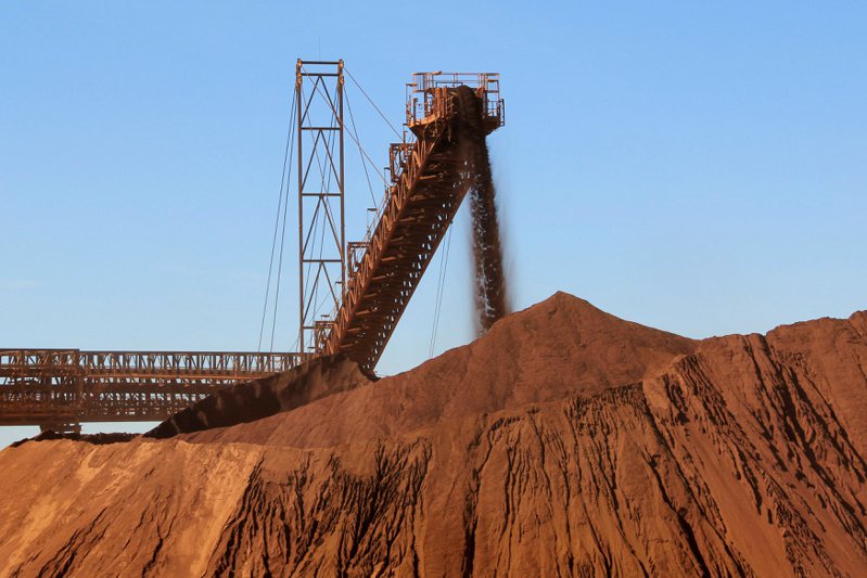 國際鐵礦砂價格7日盤中跌破每噸100美元，觸及6月初來最低水準。（路透）