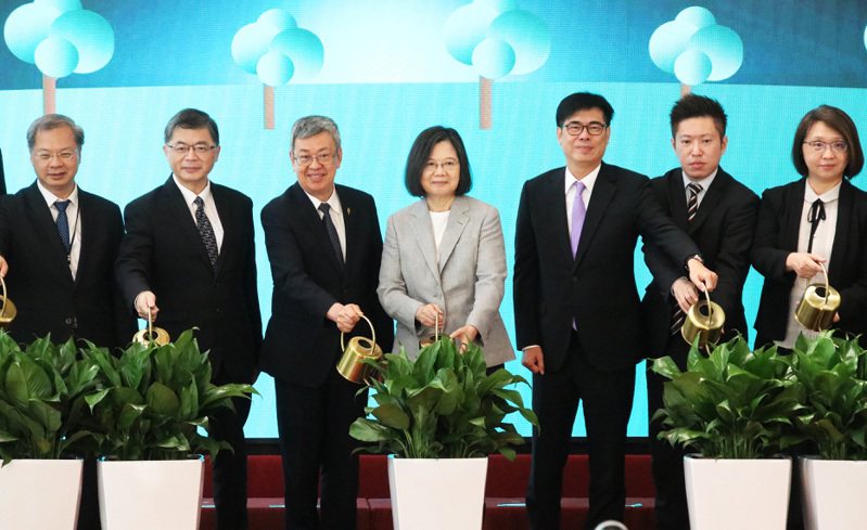 台灣碳權交易所昨天舉行開幕揭牌典禮，包括蔡總統（中）與行政院長陳建仁（左三）等貴賓都南下參加。記者劉學聖／攝影