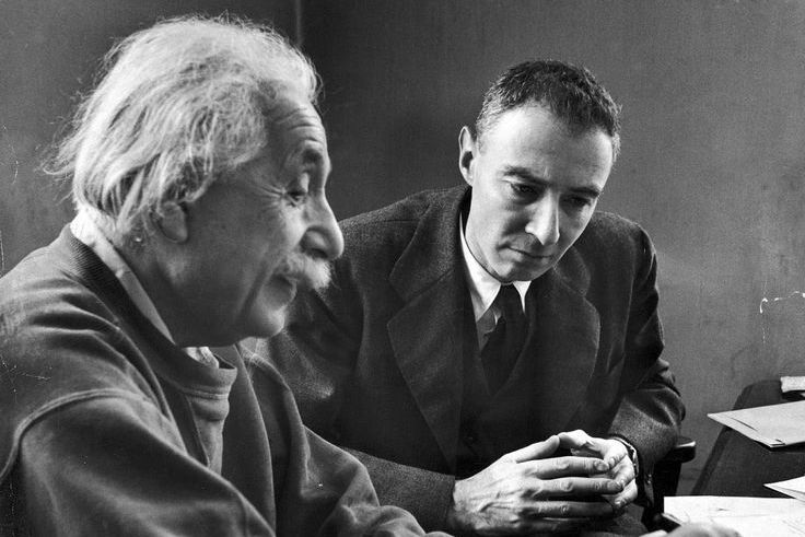 美國「浮華世界」雜誌指出，其實奧本海默（右）和愛因斯坦（左）有著友好但複雜的關係。圖／取自推特