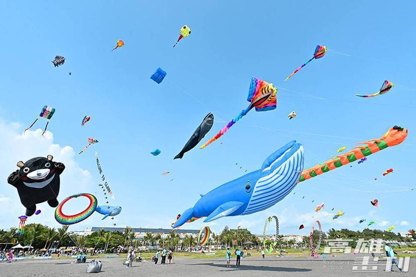 「2023旗津風箏節」大型造型風箏和串型風箏飄揚蔚藍天際，壯麗畫面讓人美照拍不完...