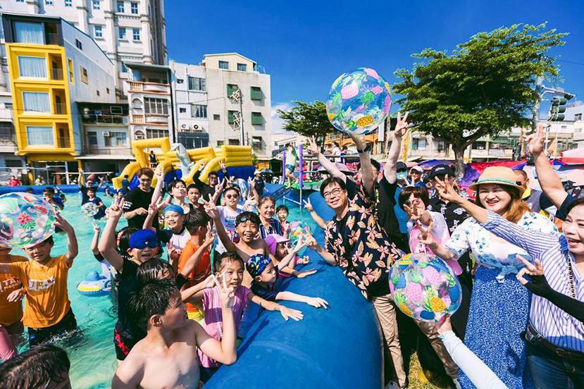風箏節會場化身親子水樂園，位於豐收廣場和海之星沙灘俱樂部的10座戲水氣墊，讓大小...