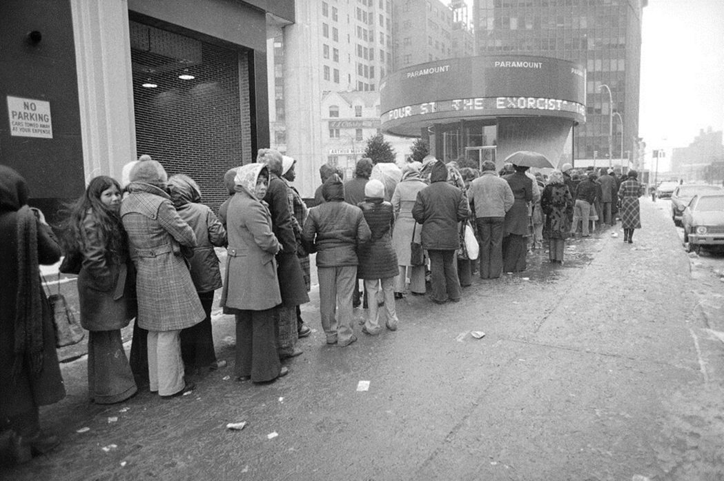 1973年2月9日的紐約派拉蒙戲院，民眾排隊買票看《大法師》。 圖／美聯社