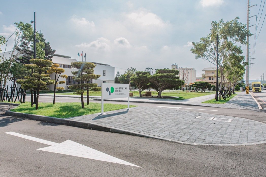 退縮帶的規劃，為園區建立寬敞的示範人行道。 圖／台灣設計研究院