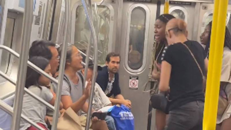 图为2023年8月3日的影片截图，显示3名非裔少女在美国纽约市的地铁车厢内出言侮辱一个亚裔家庭，她们其后更袭击亚裔家庭的母亲以及拍摄影片的旁观者，最终逃去。（影片截图）(photo:UDN)