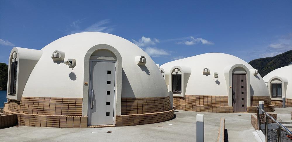 2018年新蓋的「蒲刈小木屋」，可愛的白色圓頂造型，營造出愛琴海的氛圍夏天就是要...