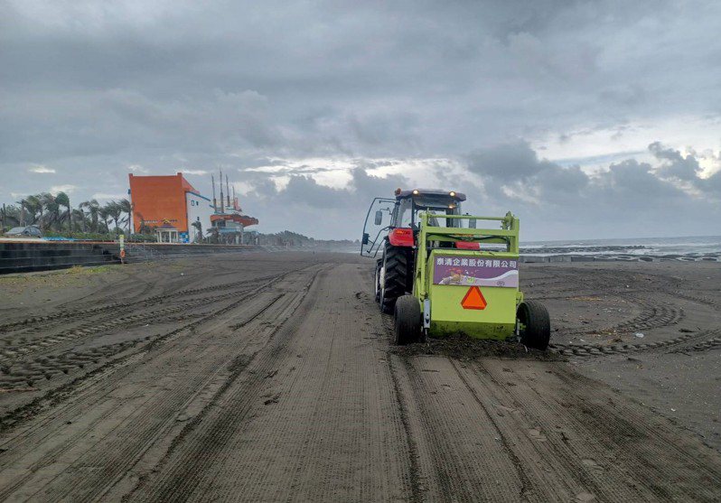 台南市環保局在颱風過後出動沙灘車，協助清理海岸。記者鄭惠仁／翻攝