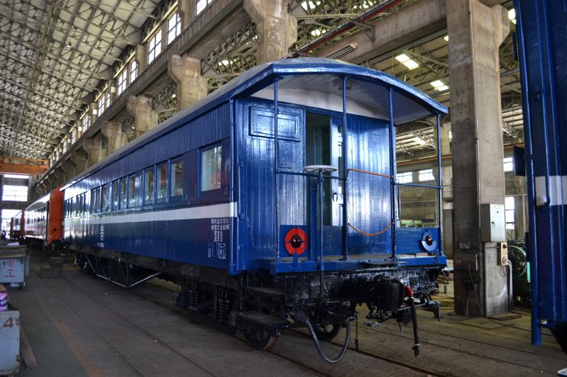 潮州鐵道園區再加入展示具歷史意義的百年木造車廂TPK2053號車廂。圖／台鐵提供