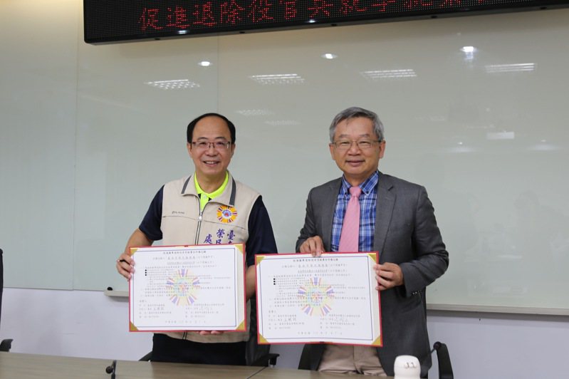 南台科大校長吳誠文（右）代表校方與台南市榮民服務處簽屬合作備忘錄。圖／校方提供