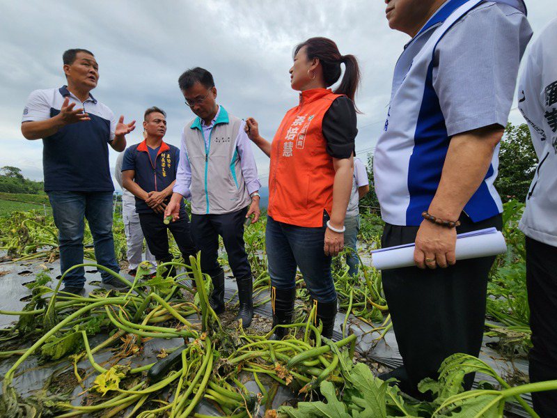 農業部長陳吉仲（左3）今赴南投仁愛鄉勘查櫛瓜、甜椒等農作物受災情形。記者賴香珊／攝影