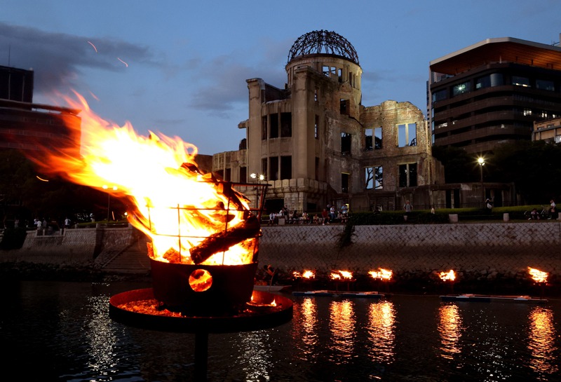廣島和平紀念碑，又稱原爆圓頂館，8月5日晚間點燃篝火，紀念原爆78周年。歐新社