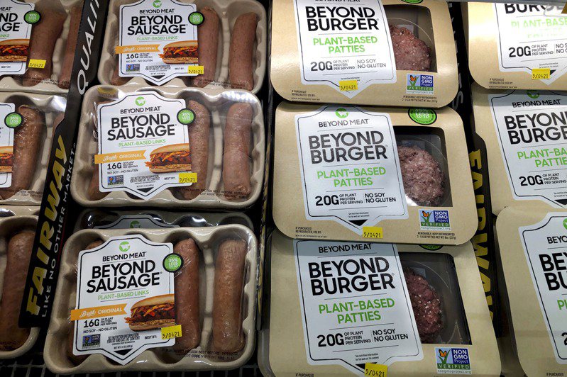 「超越肉類」公司於紐約超市販售的植物臘腸及植物漢堡肉。（美聯社）