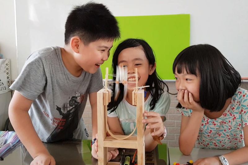 南投竹山鯉魚國小鼓勵學生結合科技與關懷，作品「猴子加油」讓語言復健者以遊戲練習說話。圖／鯉魚國小提供