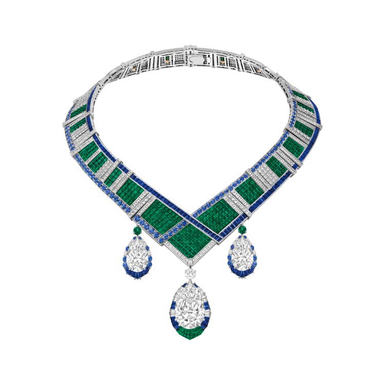 CHEVRON MYSTÉRIEUX項鍊及耳環連可拆式吊墜，白K金與玫瑰金鑲嵌三顆分別重約31.24、12.18及12.07克拉的DFL級Type 2A梨形切割鑽石、一顆重約1.08克拉DFL級Type2A圓鑽，採用傳統隱密式鑲嵌祖母綠、祖母綠、藍寶石、鑽石，靈感源自1950年代的時裝及當時水行的疊襟式晚裝，共有有6種配戴方式。圖／梵克雅寶提供