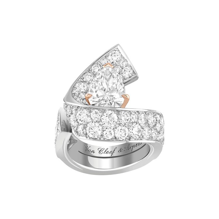 Lasso戒指，白K金與玫瑰金鑲嵌鑽石，漩渦狀設計靈感來自60-70年代珠寶，匯聚不同鑲嵌手法襯托鑽石之美。圖／梵克雅寶提供