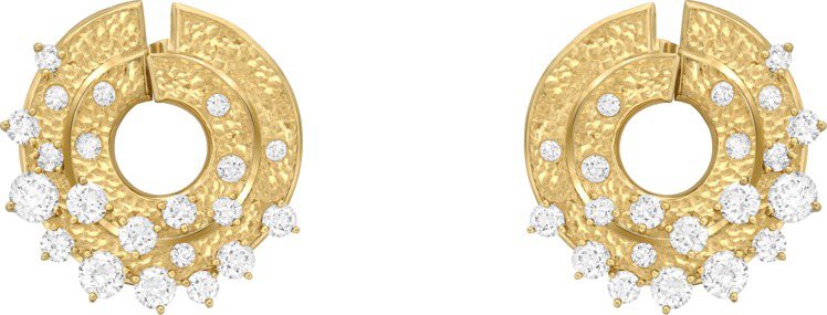 採用紋理感金質工藝的Nuée de diamants耳環，黃K金鑲嵌鑽石，靈感源自1936年的胸針。圖／梵克雅寶提供