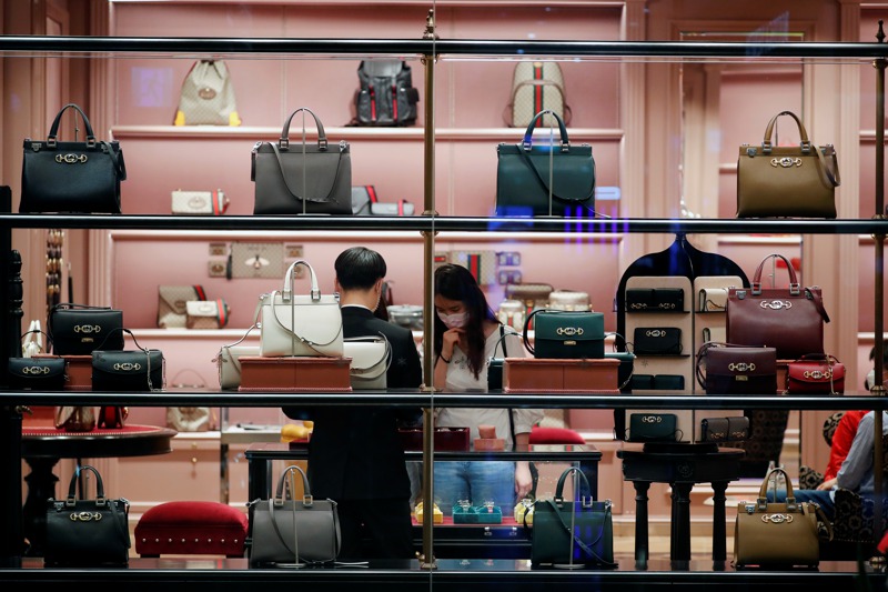 首爾一間名品店陳列的名牌包。去年南韓是全球人均奢侈品花費最高的國家。路透