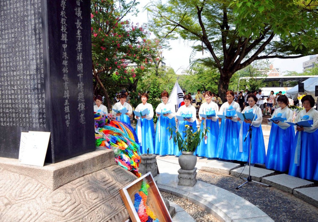 2008年8月5日原爆63週年，廣島的在日朝鮮・韓國人於慰靈碑前舉辦紀念活動。 ...