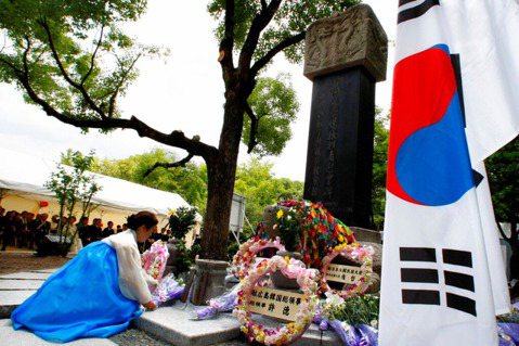 廣島在日朝鮮・韓國人女性於慰靈碑前舉辦紀念活動。 圖／美聯社　