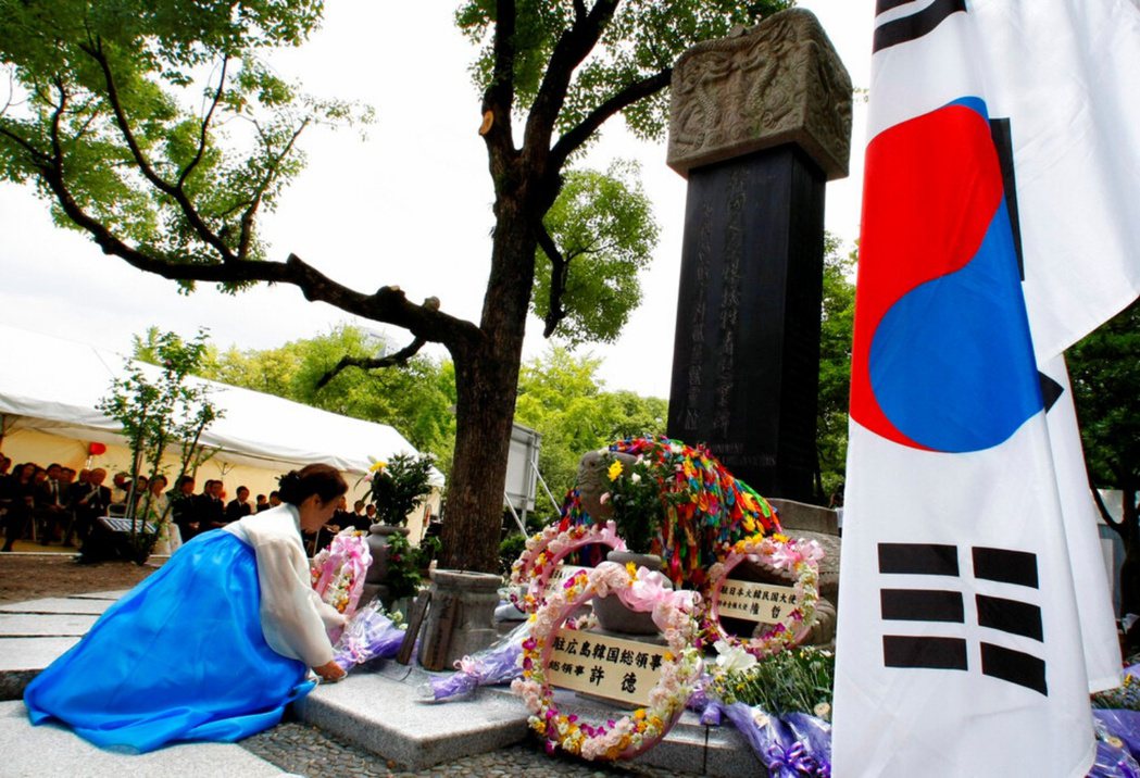 廣島在日朝鮮・韓國人女性於慰靈碑前舉辦紀念活動。 圖／美聯社　