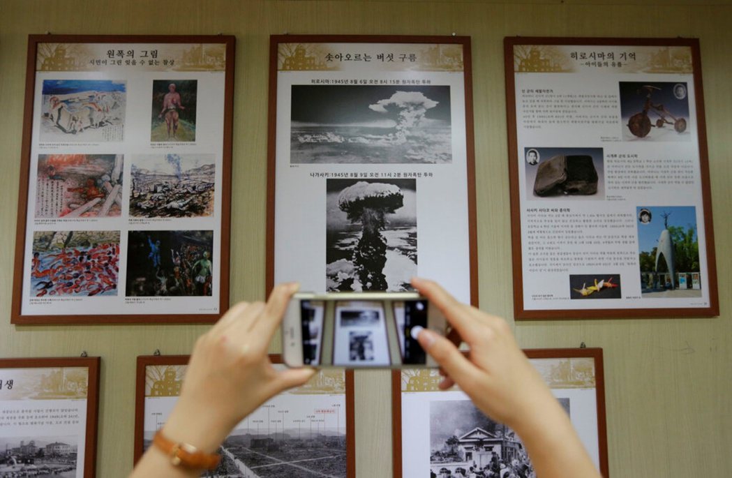 韓國原爆被害者協會展出的廣島原爆照片。 圖／美聯社