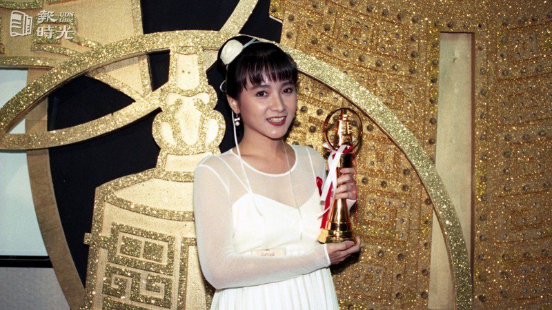 第三十屆電視金鐘獎頒獎典禮。圖為獲得最佳女主角的王美雪。圖／聯合報系資料照（1995/03/26　王宏光攝影）
