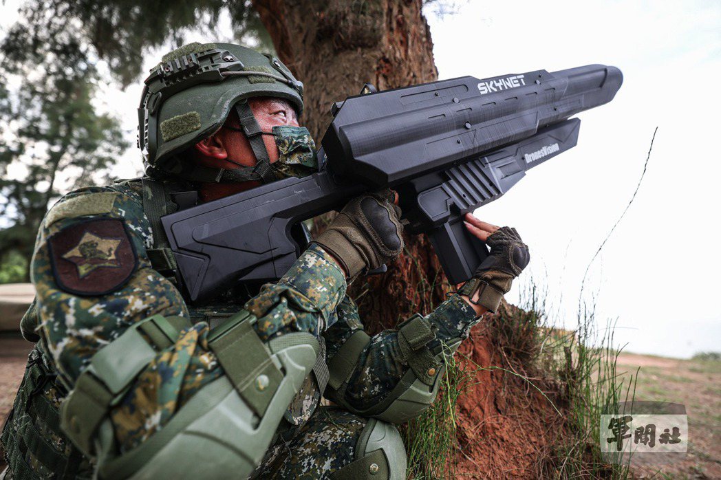 圖為金門防區訓練官兵使用干擾槍。 圖／軍聞社