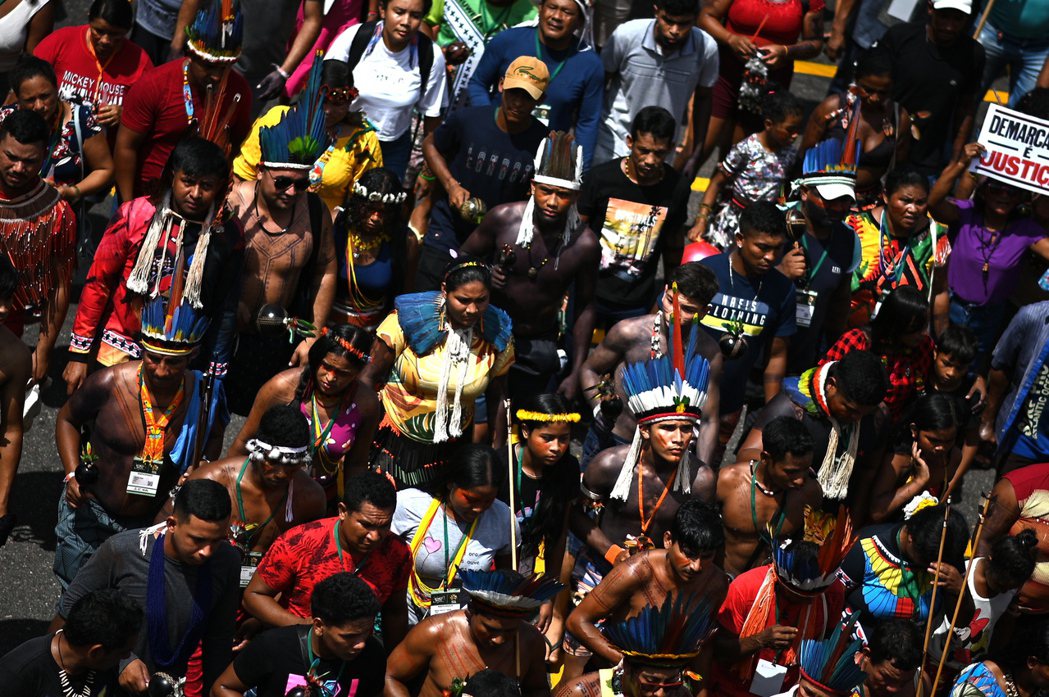 峰會期間，場外示威要求強化雨林保護的巴西原住民。 圖／歐新社