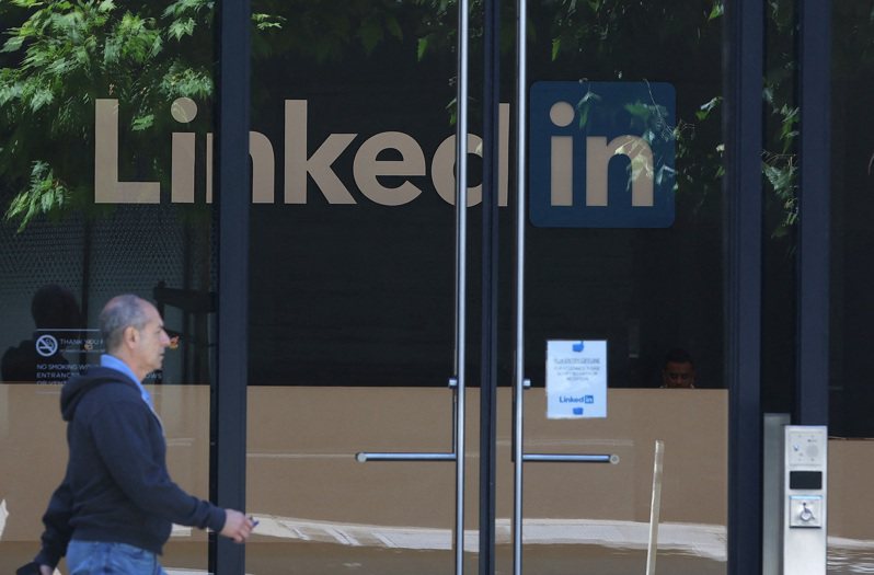 全球最大的職場社交平台領英(LinkedIn)因「水土不服」，9日起關閉中國版APP(應用程式)「領英職場」，標誌西方社群媒體在中國成絕響。 法新社