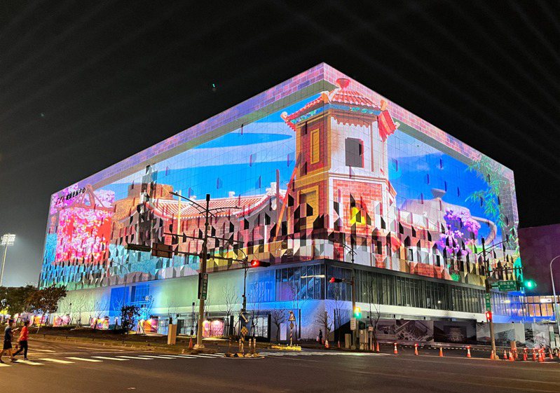 2023世界客家博覽會11日將正式登場，主展館之一的「台灣館」建築外牆在展期晚間將上演精彩光雕秀，以「回庄」為主題，呈現許多台灣街景及客家元素。中央社