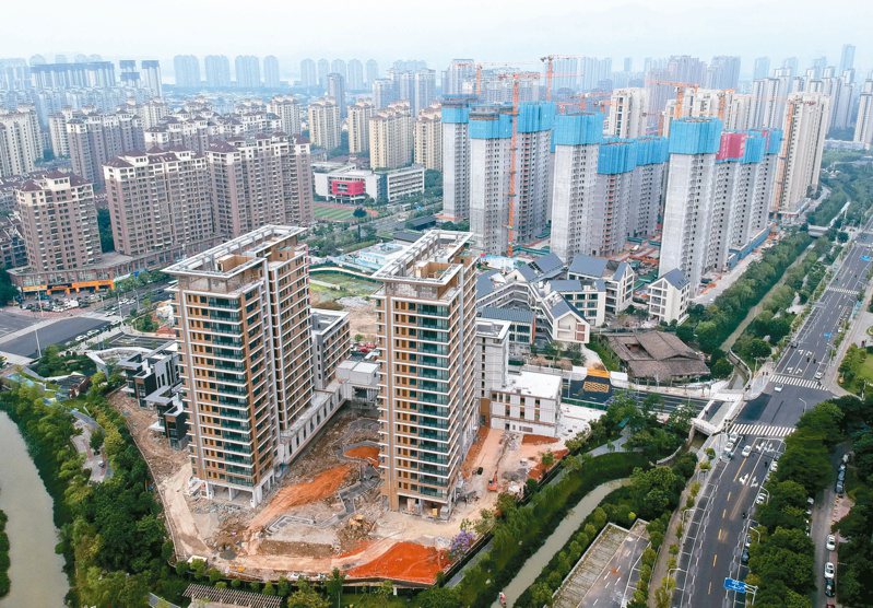 大陸部分城市八月首周房產有復甦跡象，圖為福州市區一處在建樓盤。（中新社）