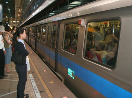 台北捷運自1996年3月成立營運以來，本業都沒賺過錢，甚至是虧損狀態，靠的都是車站廣告、地下街場站出租等副業的挹注，才有盈餘。記者楊文琪/攝影