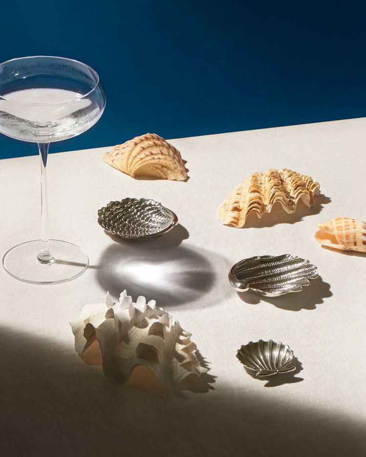 經過雕刻過的純銀「貝殼」成為了餐桌上的風景，為用餐氣氛帶來了浪漫與大自然的生趣。圖／翻攝自 ig @ buccellatimilan