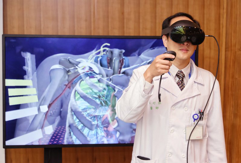 台大醫院今天上午展示元宇宙手術模擬平台成果，台大醫院教學部專任主治醫師江旴恒示範VR實境。記者曾原信／攝影
