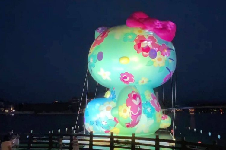 高16公尺最大型充氣「Hello- Kitty」水上夜間燈光秀登場，七彩燈光的Kitty吸引大批家長、小朋友觀賞拍照。記者曾增勳／攝影