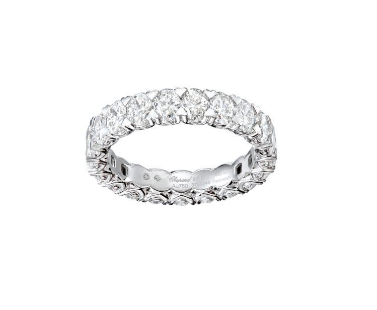L'Heure du Diamant系列戒指，公平採礦認證18K白金鑲嵌21顆橢圓形切割3.10克拉鑽石，55萬9,000元。圖／蕭邦提供