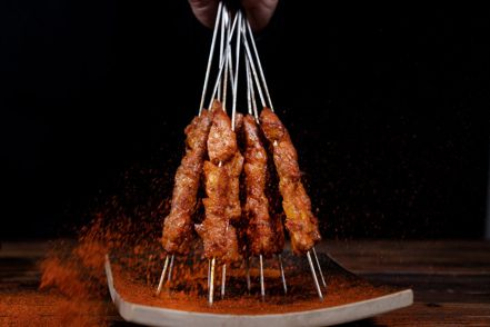 文火慢烤烤製的極品羊肉串。圖／本報遼寧錦州傳真