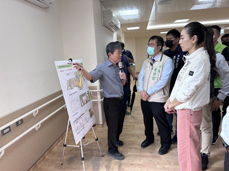 台南市長黃偉哲（左二）昨視察平實營區的台南榮民之家工程進度，誇讚不像安養機構。記者李文德／攝影