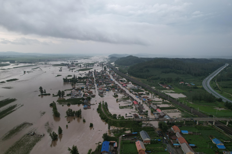 杜蘇芮颱風導致尚志市多地嚴重淹水，如今卡努颱風又將來襲。圖為尚志市一面坡鎮萬山村8月4日空拍景象。新華社