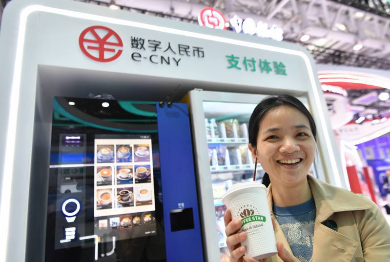 數位人民幣持續助力中國大陸消費回升。圖為在第六屆數字中國建設成果展覽會現場，一名觀眾展示用數位人民幣購買的咖啡。（新華社）