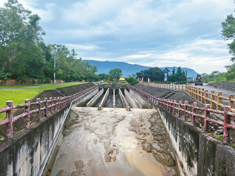 颱風造成台東縣溪流水位暴漲，至今關山地區仍有300餘公頃農地無水可用，農民憂心影響二期稻作產量和品質。圖／讀者提供